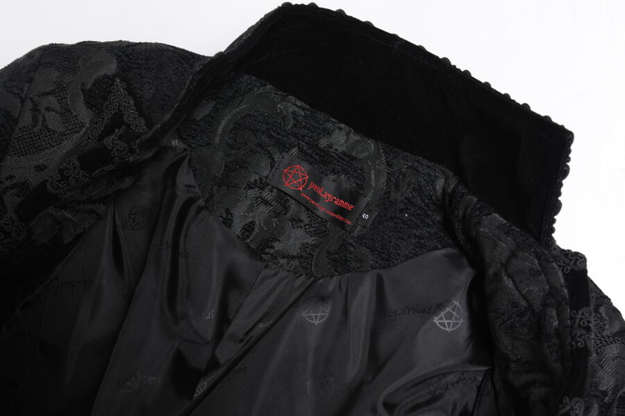photo n°13 : manteau femme pentagramme