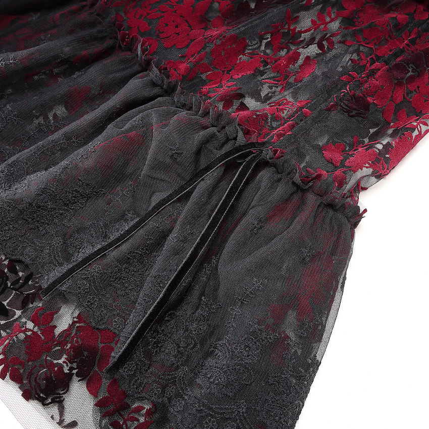 photo n&deg;8 : Robe longue gothique victorienne rouge et noire en tulle fin floqu&eacute; velours