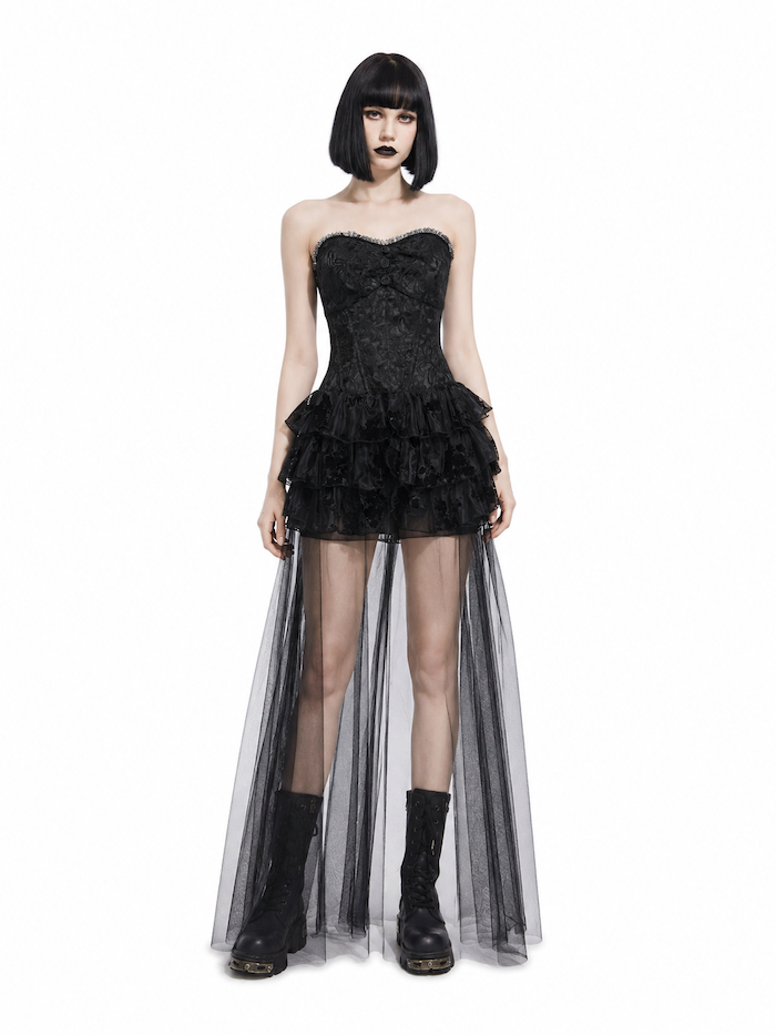 Robe bustier gothique &agrave; corset et longue tra&icirc;ne en tulle