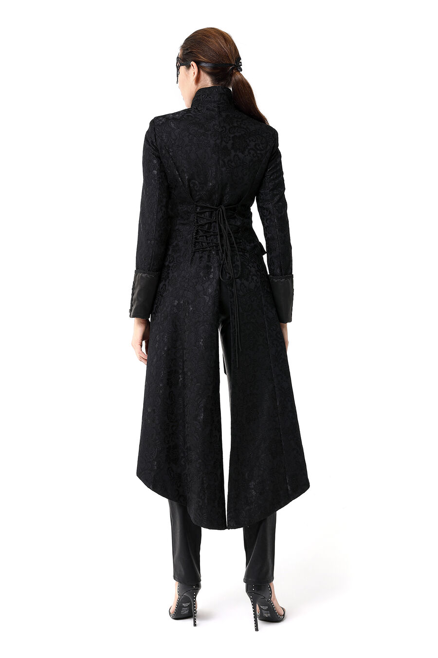 photo n°10 : Manteau long gothique en dentelle femme