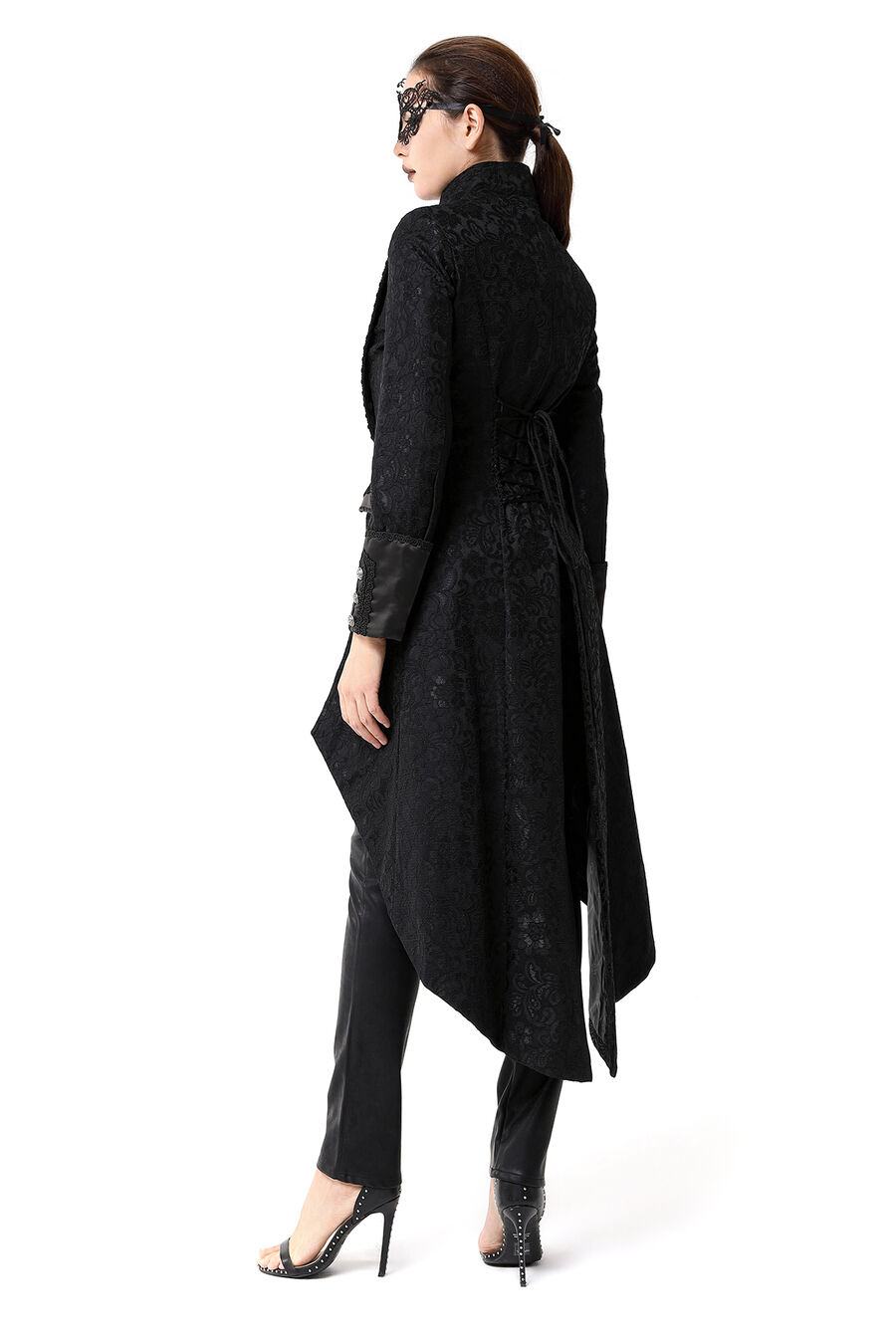 photo n°12 : Manteau long gothique en dentelle femme