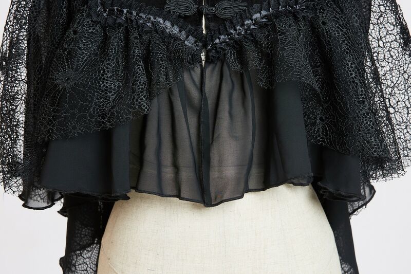 photo n°10 : Cape en dentelle pour femme