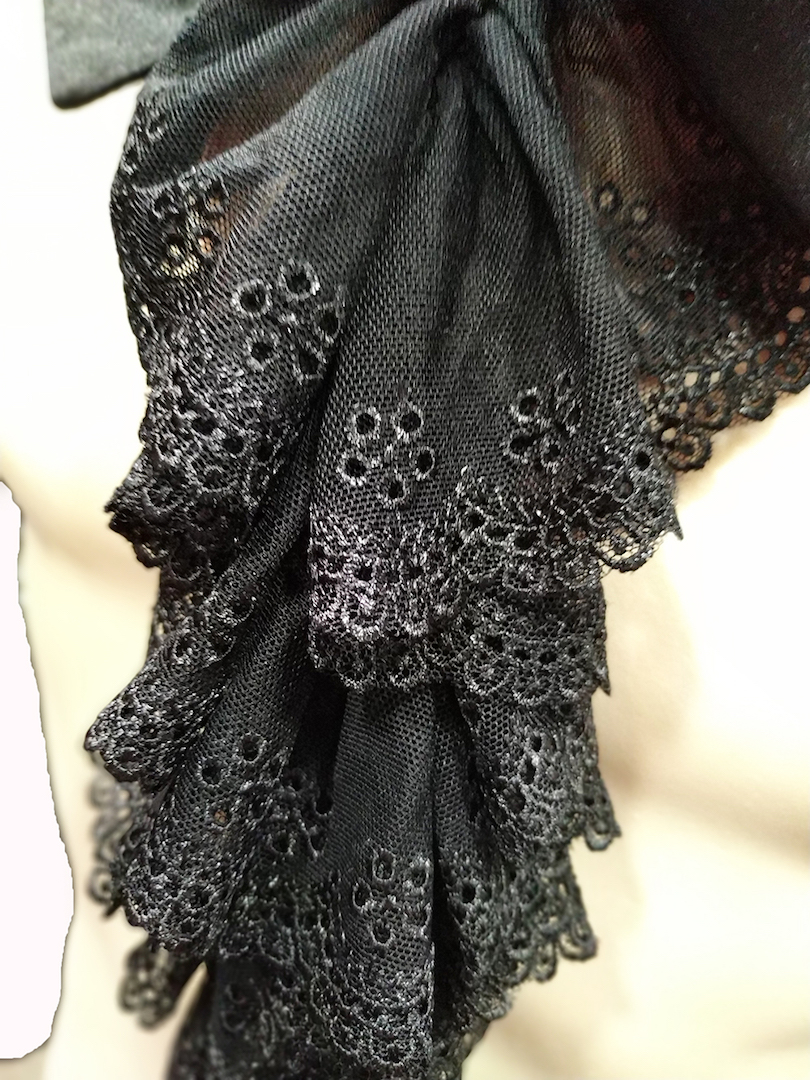 photo n&deg;2 : Jabot en dentelle pour homme