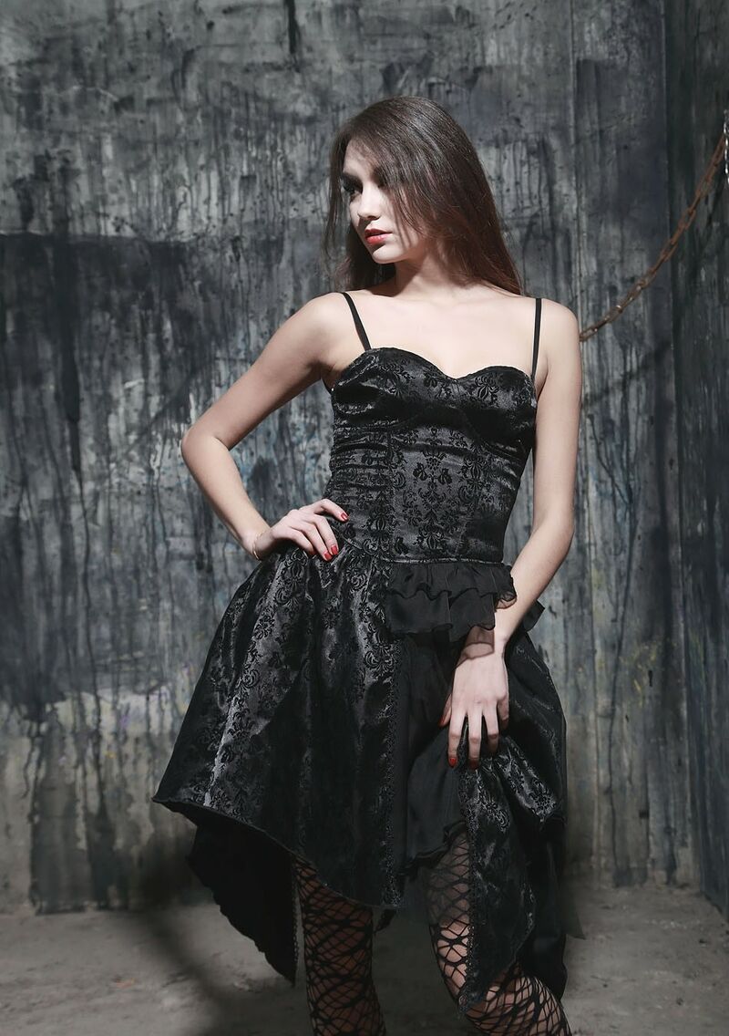 photo n°4 : Robe brocard et dentelle noire