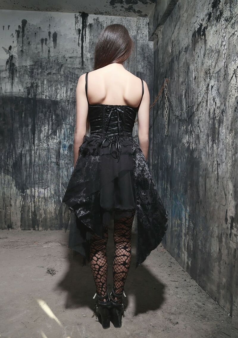 photo n°5 : Robe brocard et dentelle noire