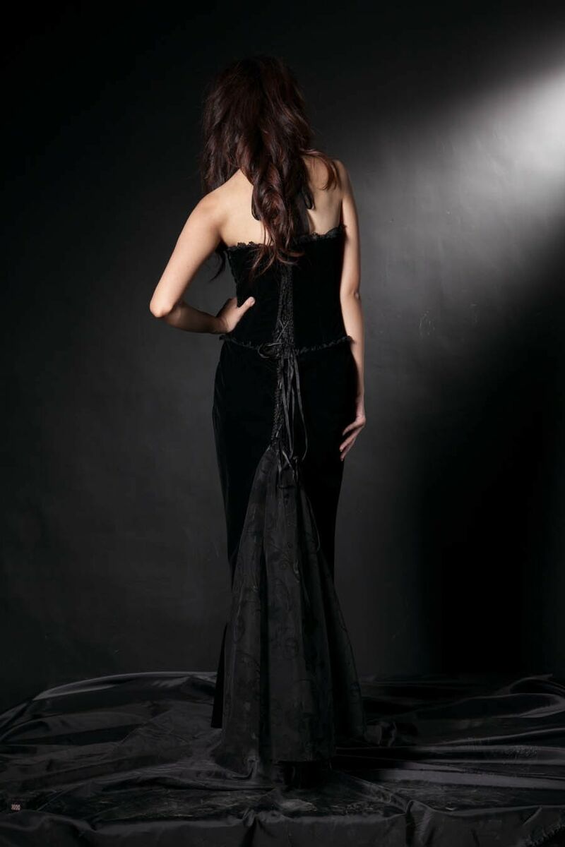 photo n°3 : Robe Gothique Romantique Trompette Fleurs Noir