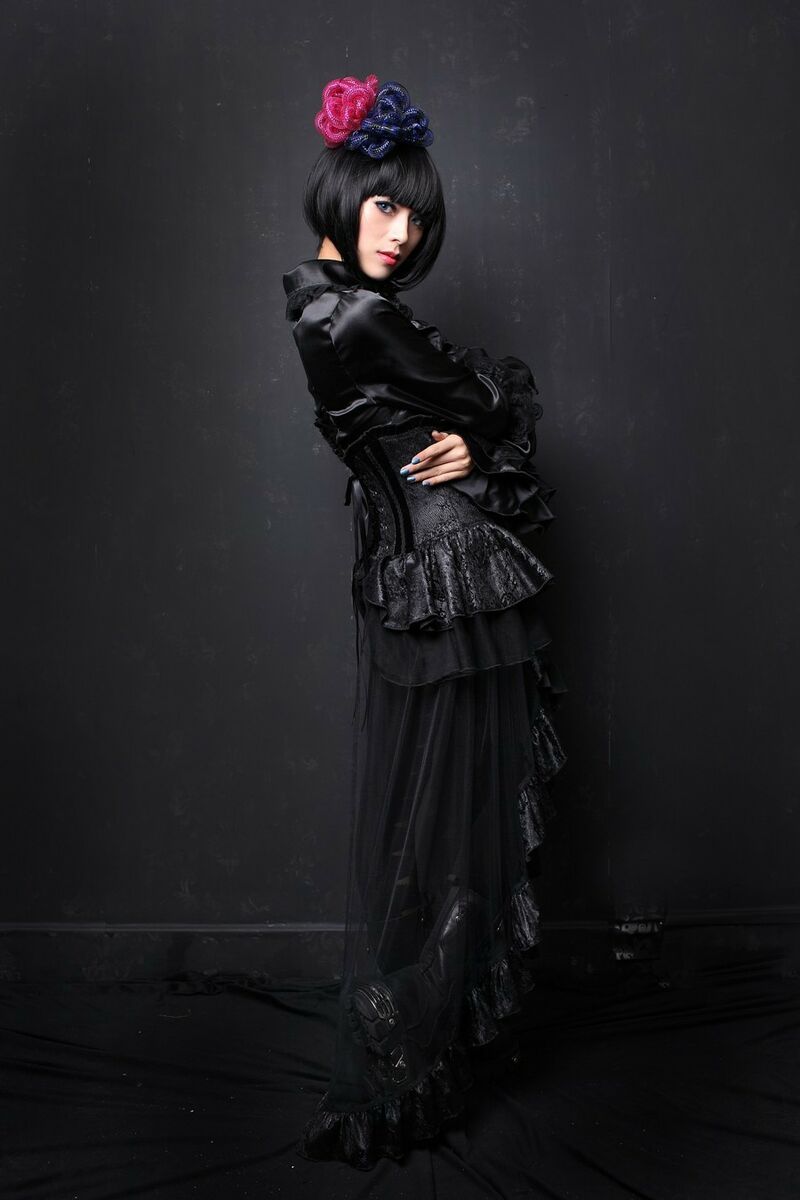 photo n°2 : Serre Taille Gothique Romantique Lolita avec une traîne