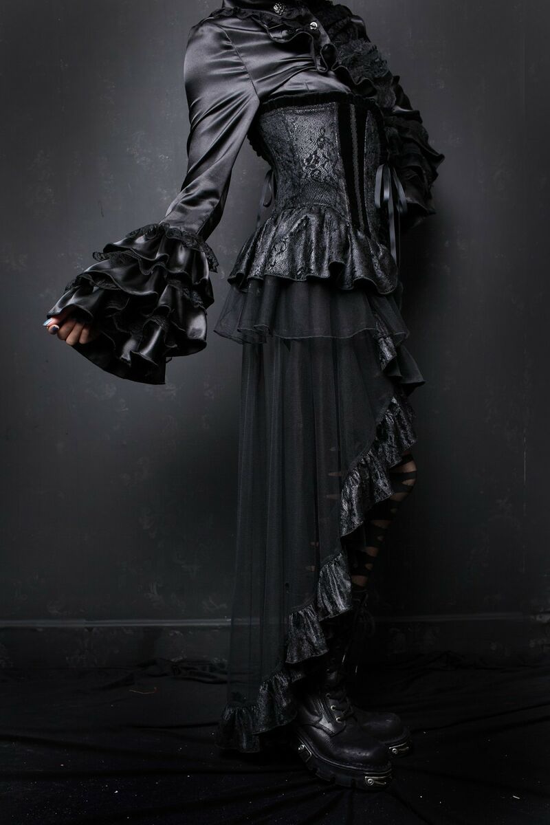 photo n°4 : Serre Taille Gothique Romantique Lolita avec une traîne